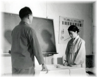 黒板の前で祈る若き日の文鮮明先生ご夫妻